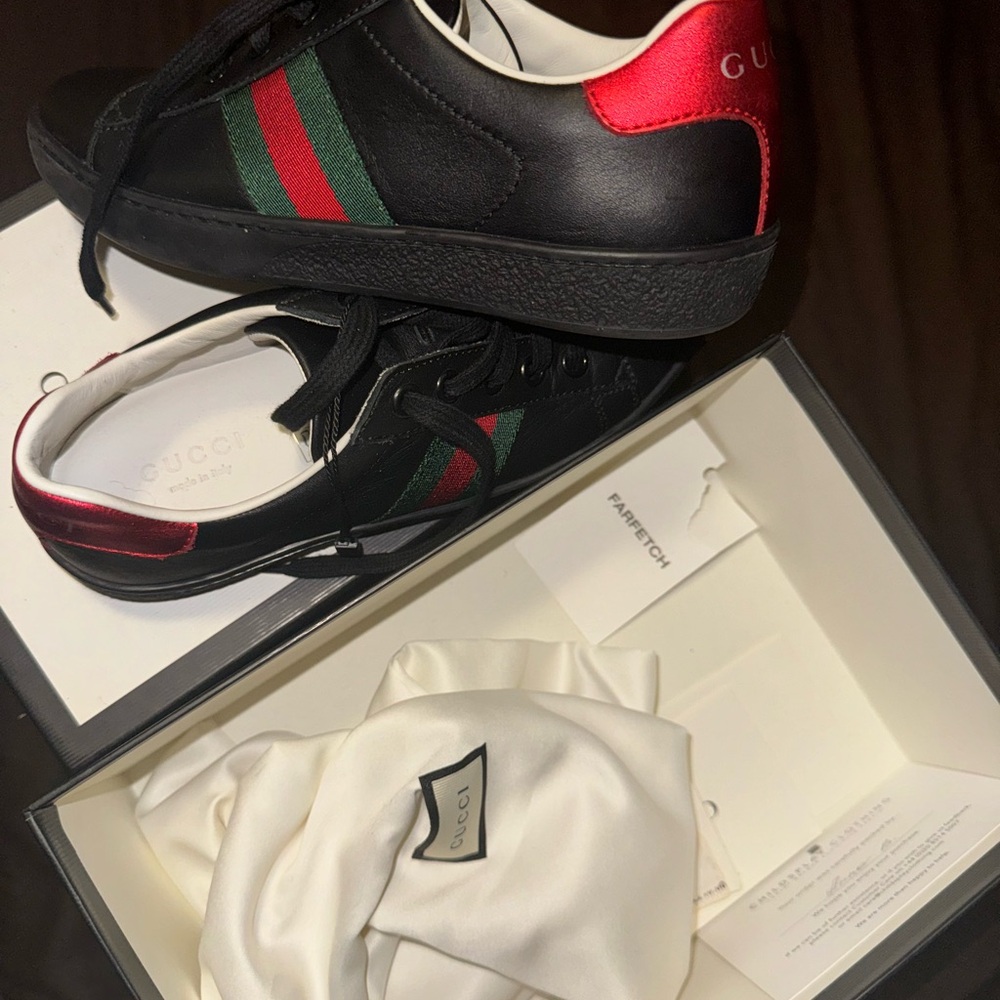 Size 32 original Gucci kids shoe. Worn once doesn’t fit that’s why am selling
